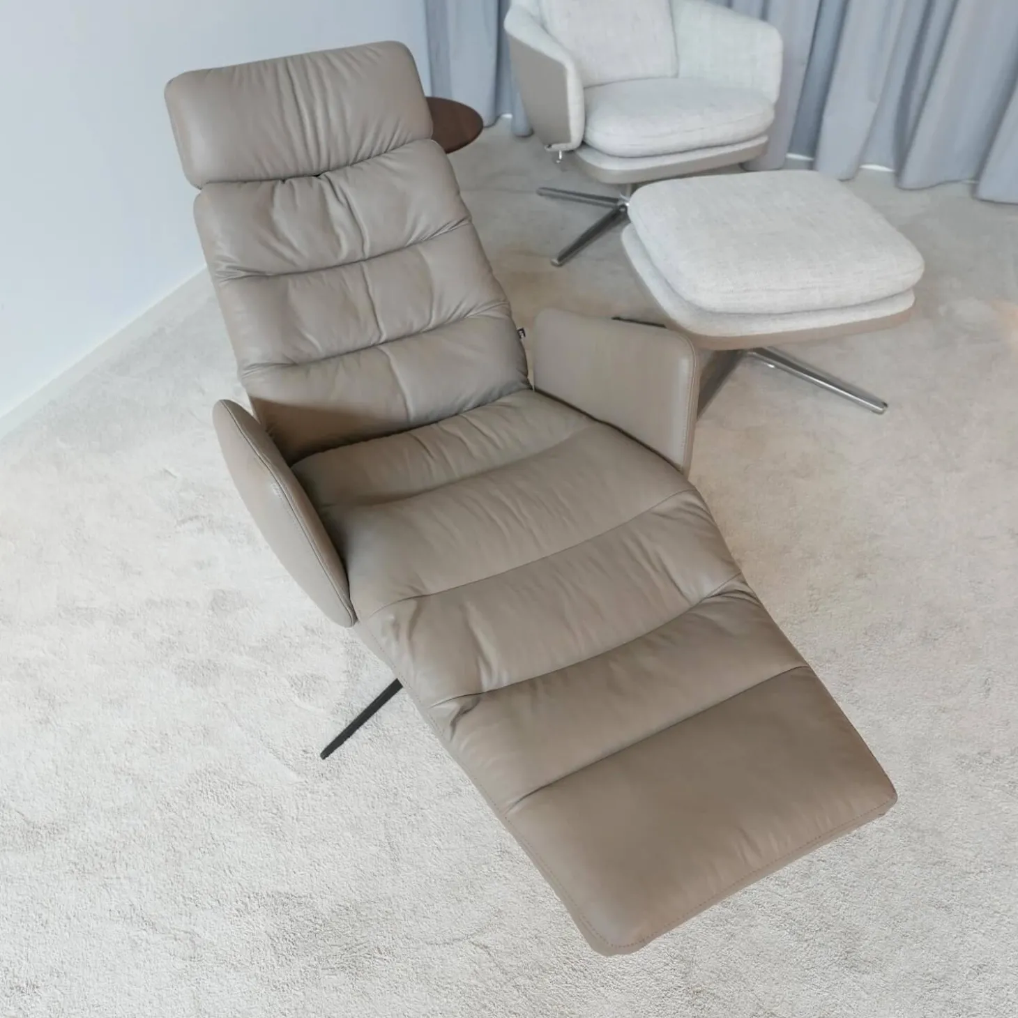 Sessel Arva E Lounge Leder Sauvage Schlammgrau 8103 Grau 5 Fuß Stern Gestell Schwarz M01 Mit Kopfstütze