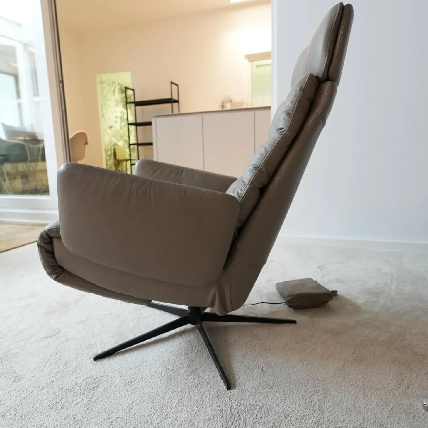 Sessel Arva E Lounge Leder Sauvage Schlammgrau 8103 Grau 5 Fuß Stern Gestell Schwarz M01 Mit Kopfstütze