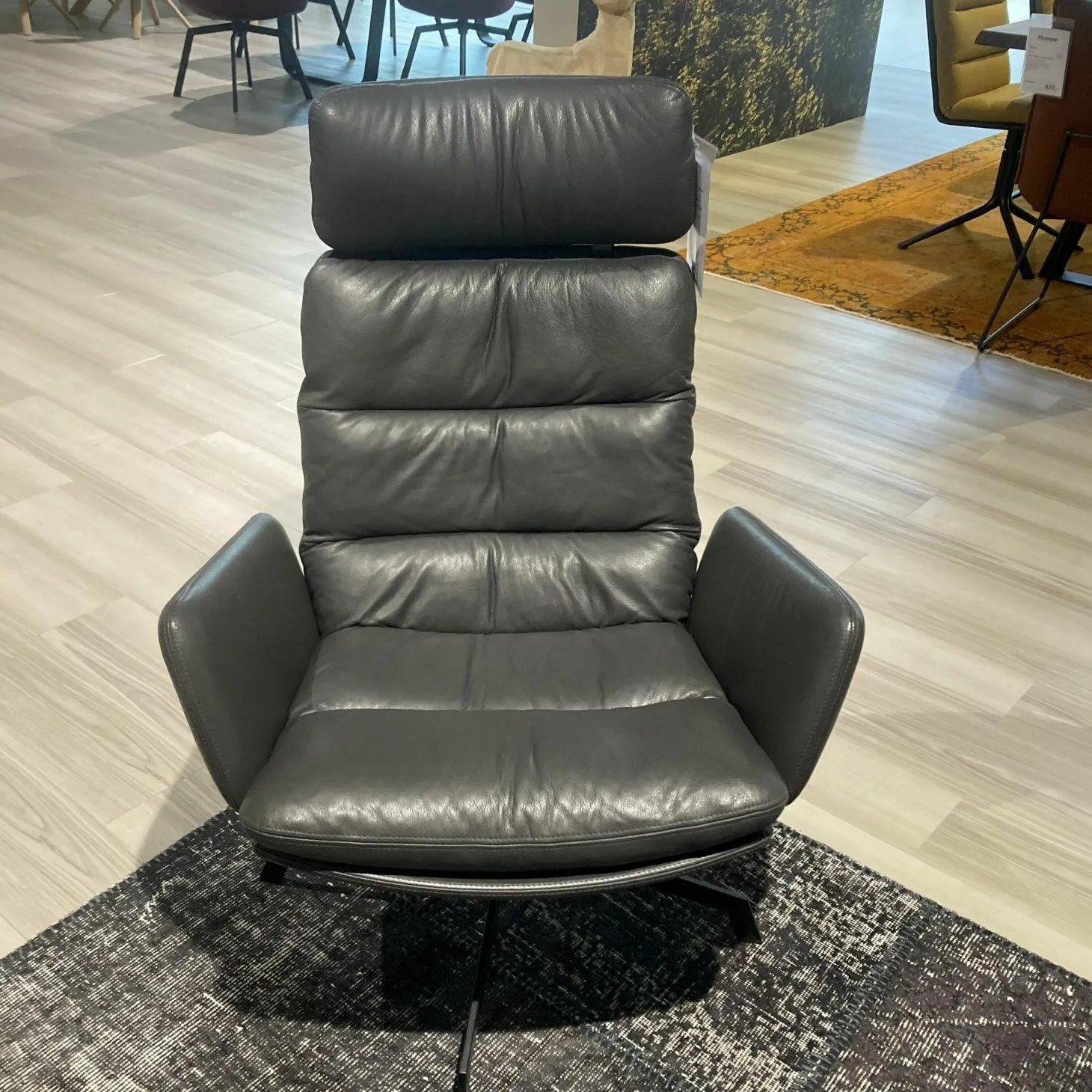 Sessel Arva Leder Sauvage Anthrazit Drehgestell Metall Schwarz Inklusive Hocker