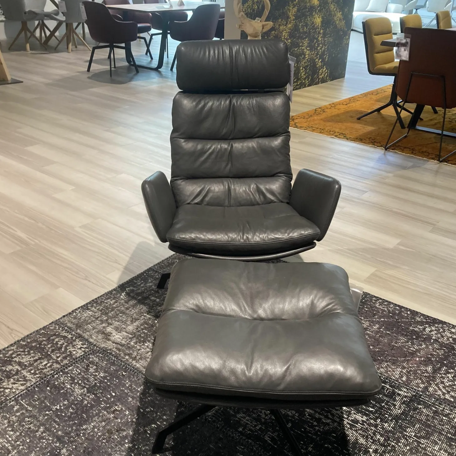 Sessel Arva Leder Sauvage Anthrazit Drehgestell Metall Schwarz Inklusive Hocker