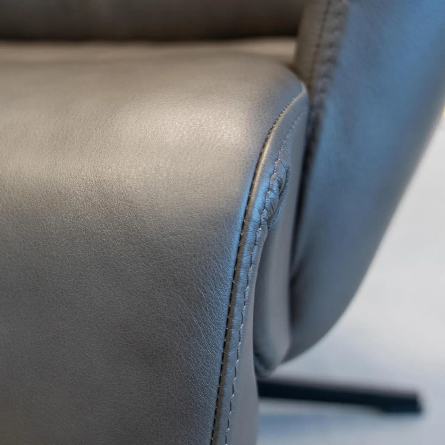 Sessel Beyoung Leder Bolzano Schwarz 2545-85 Lava Braun X-Fuß Schwarz Rücken Hoch