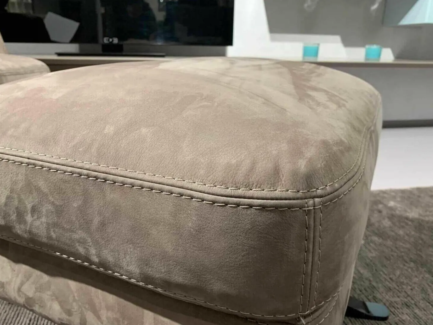 Sessel Boheme Leder Natural Velours Seppia Gestell Schwarz Drehbar mit Hocker