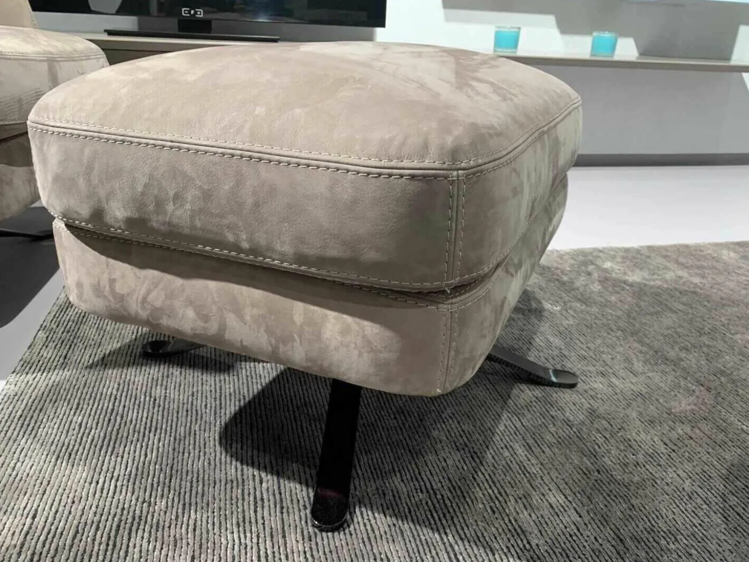 Sessel Boheme Leder Natural Velours Seppia Gestell Schwarz Drehbar mit Hocker