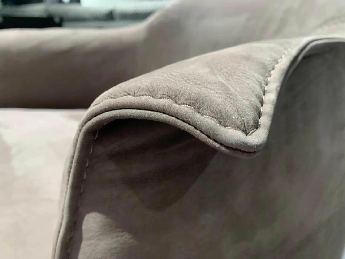 Sessel Boheme Leder Natural Velours Seppia Gestell Schwarz Drehbar mit Hocker