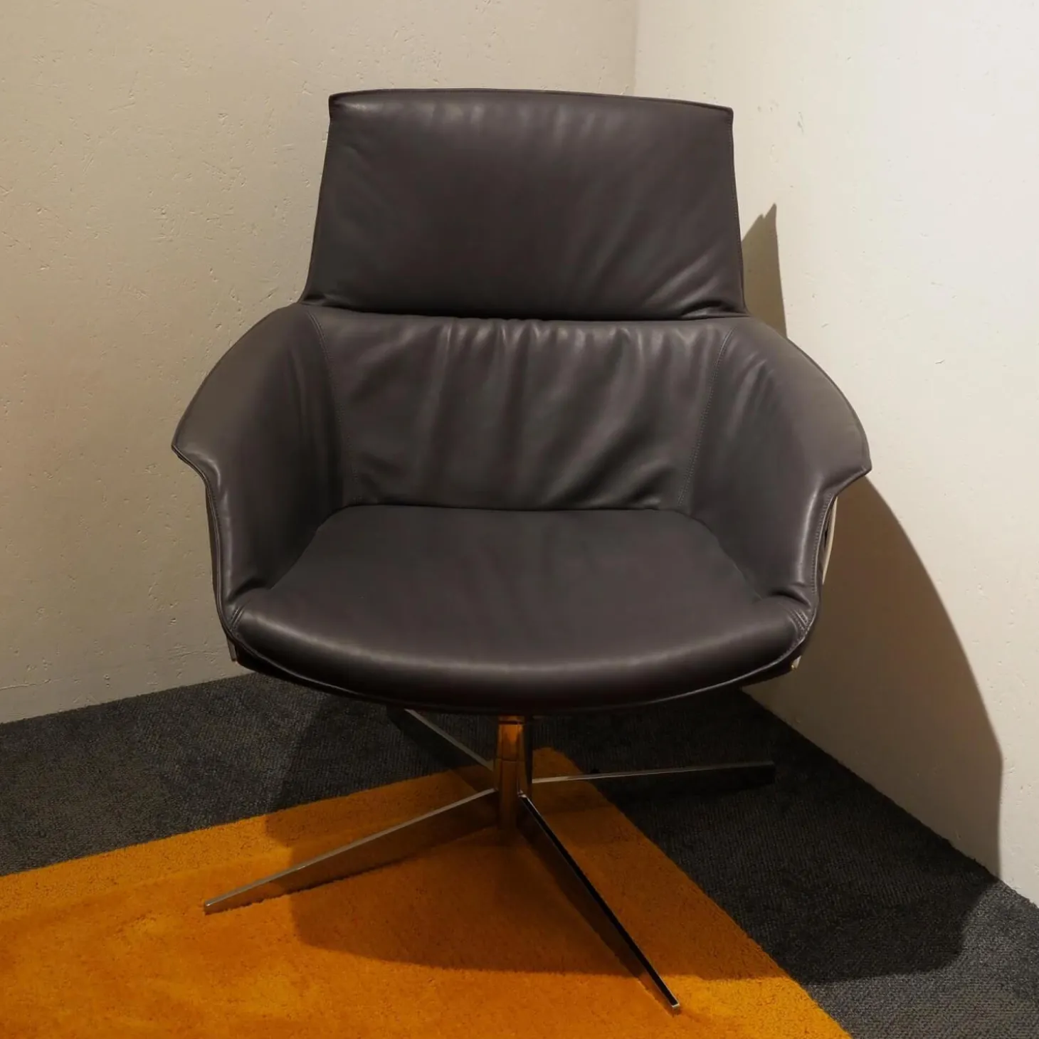 Sessel Bond Leder Space Schiefer Grau Drehbar