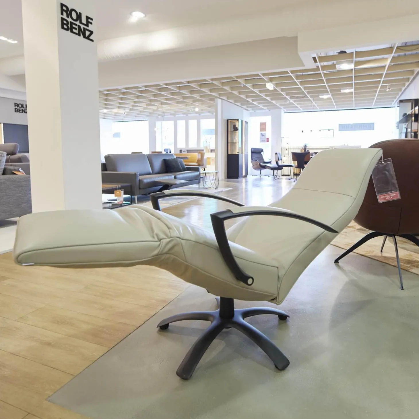 Sessel Brainbuilder JR 7760 Mono Move Maxi Bezug Leder Celia Egg Beige 5 Strein Fuß Ellipse Lackiert Schwarz