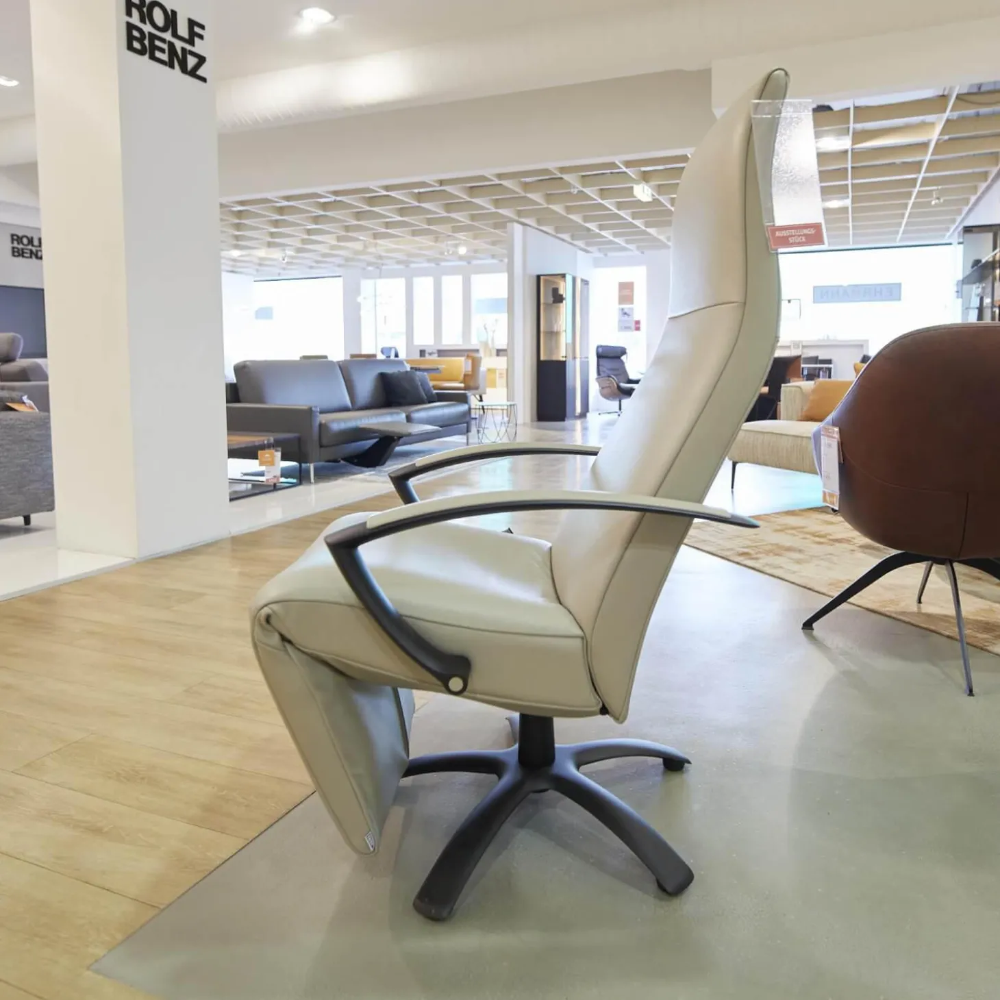 Sessel Brainbuilder JR 7760 Mono Move Maxi Bezug Leder Celia Egg Beige 5 Strein Fuß Ellipse Lackiert Schwarz