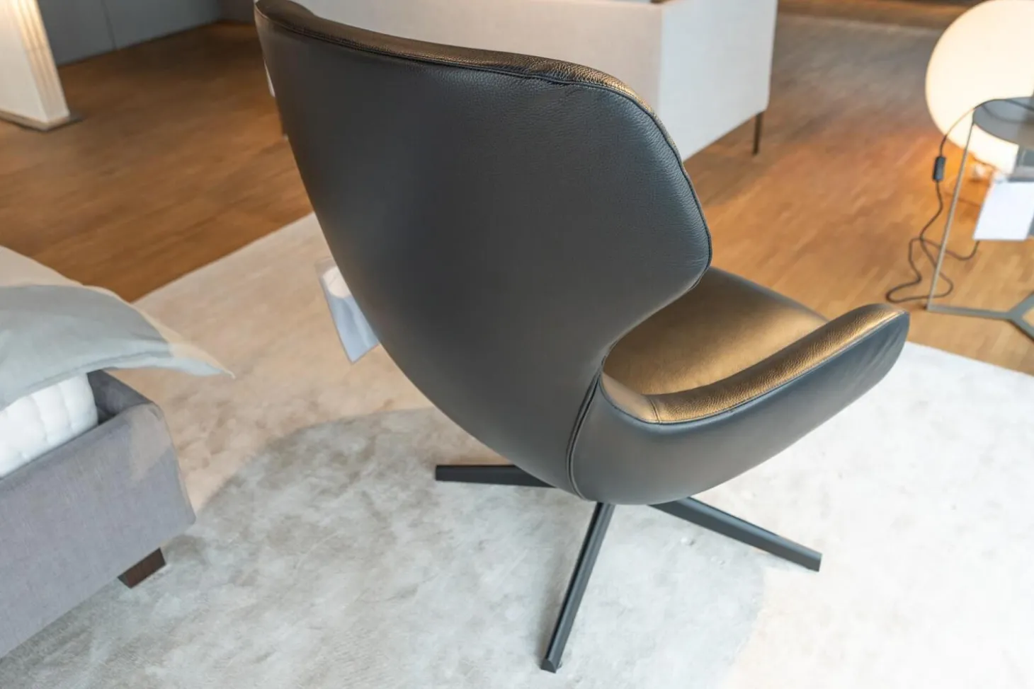 Sessel Brera 9BRE104 Bezug Leder Dollaro 7150 Schwarz Drehgestell OPM6 RAL 9017 Schwarz