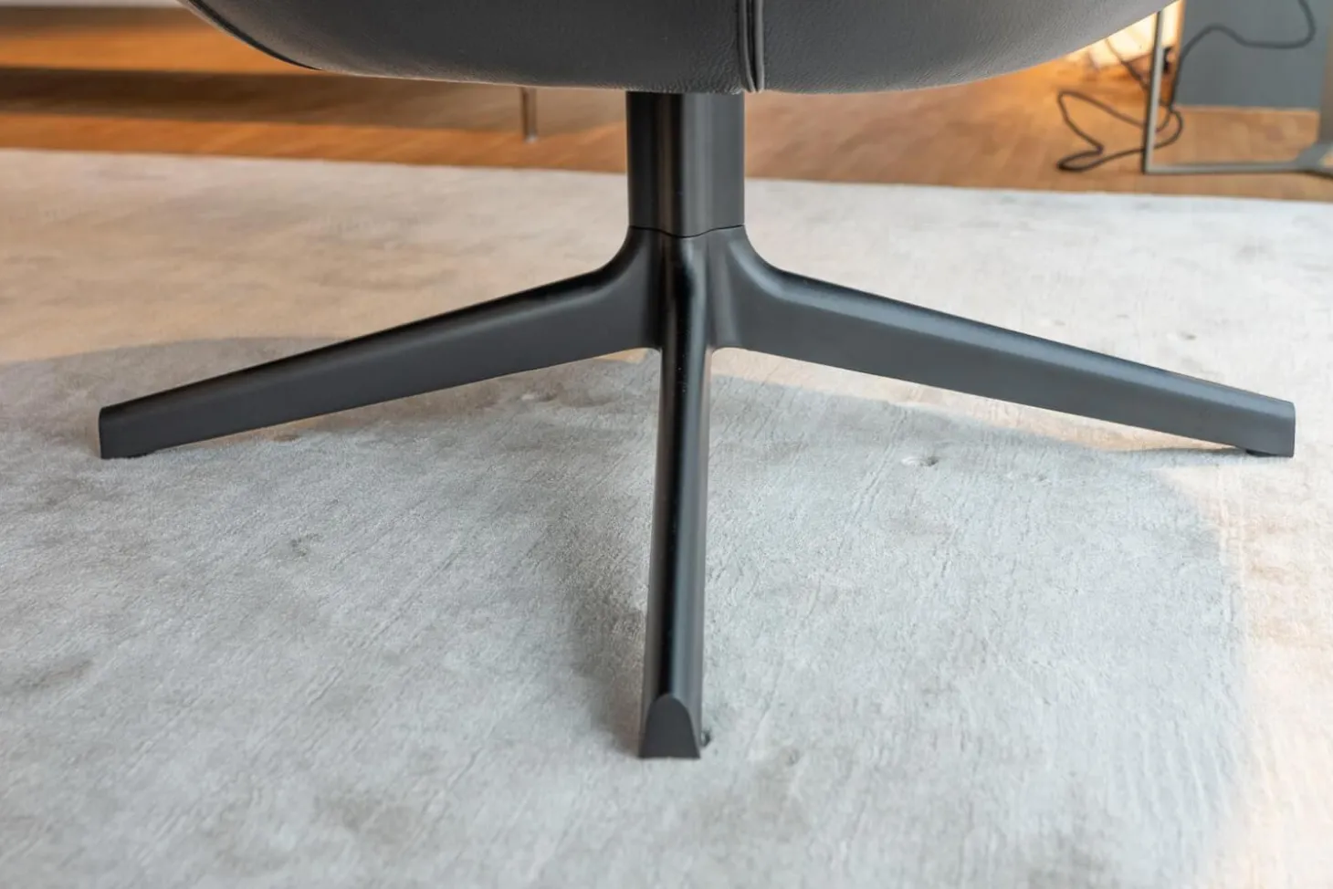 Sessel Brera 9BRE104 Bezug Leder Dollaro 7150 Schwarz Drehgestell OPM6 RAL 9017 Schwarz