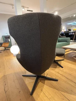 Sessel Caruzzo Plus Stoff Apollo Dunkelgrau Braun Drehgestell Schwarz Lackiert Inklusive Hocker