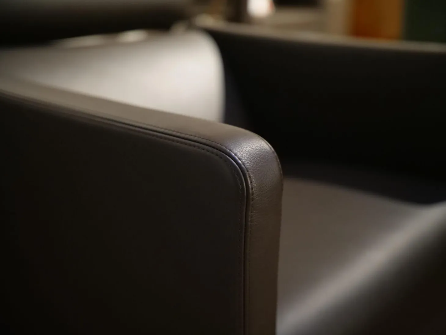 Sessel CL 332 Leder Mocca Inklusive Rückenrolle Doppelsteppnaht Und Drehteller