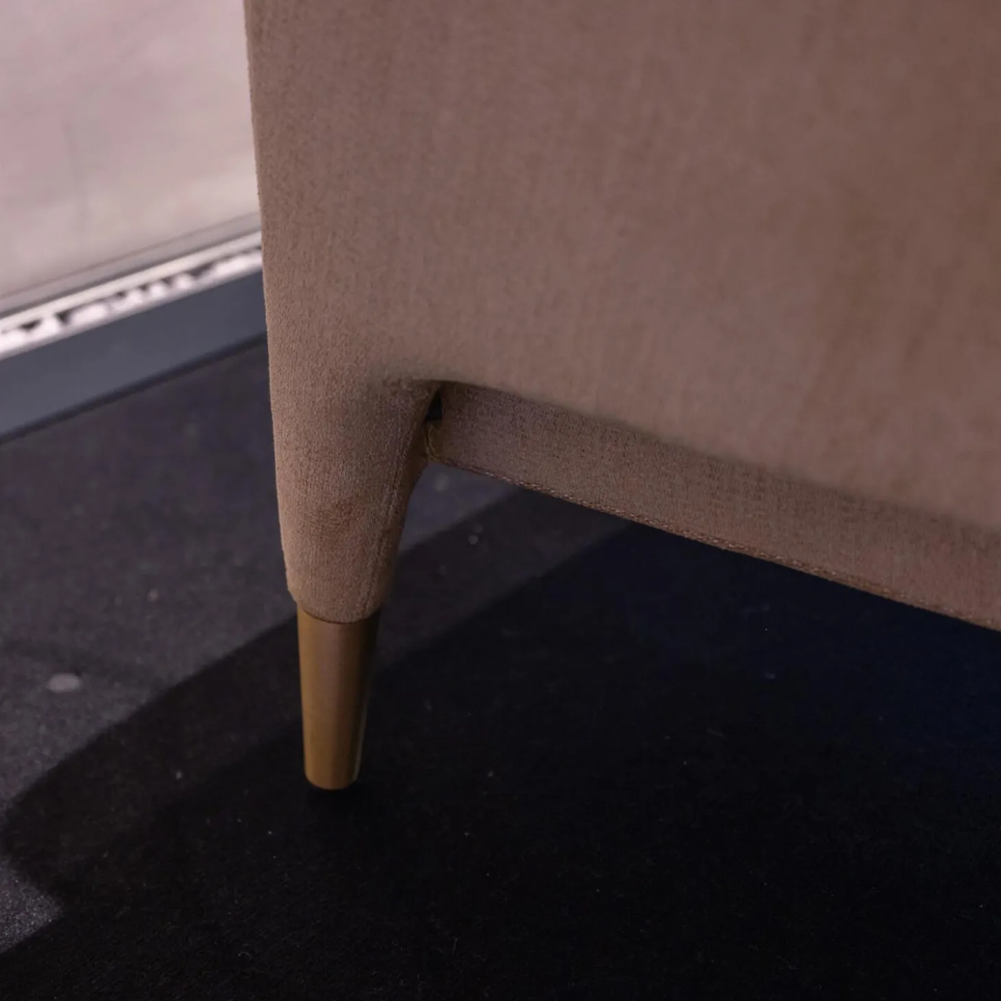 Sessel D.151.4 Bezug Stoff Kubrick K 1951 Beige Gestell Amerikanisches Nussbaumholz