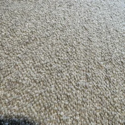 Sessel Daron Bezug Korpus Leder Normandie Torf Braun Kissen Stoff Queen 1775-232 Grau Gestell Bronze Matt mit Hocker