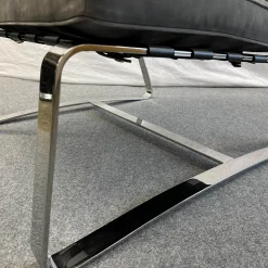 Sessel Delaunay Quilt Nubukleder 11 Carbone Grau Kernledergurte Schwarz Gestell Glänzend Chrom