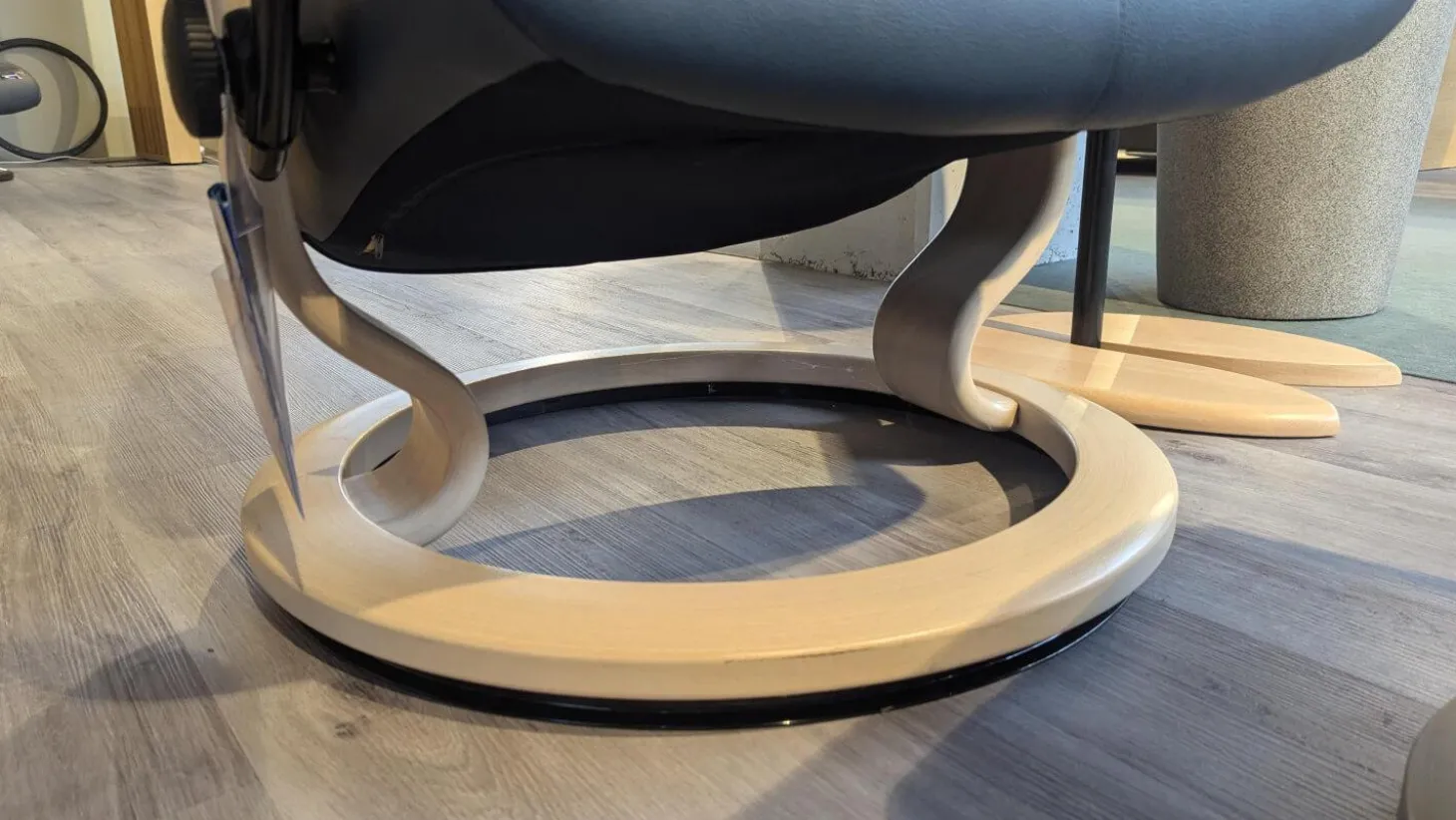 Sessel Dover Leder Batick 093 Atlantic Blue 73 Grau Gestell Holz Whitewash 12 Mit Hocker