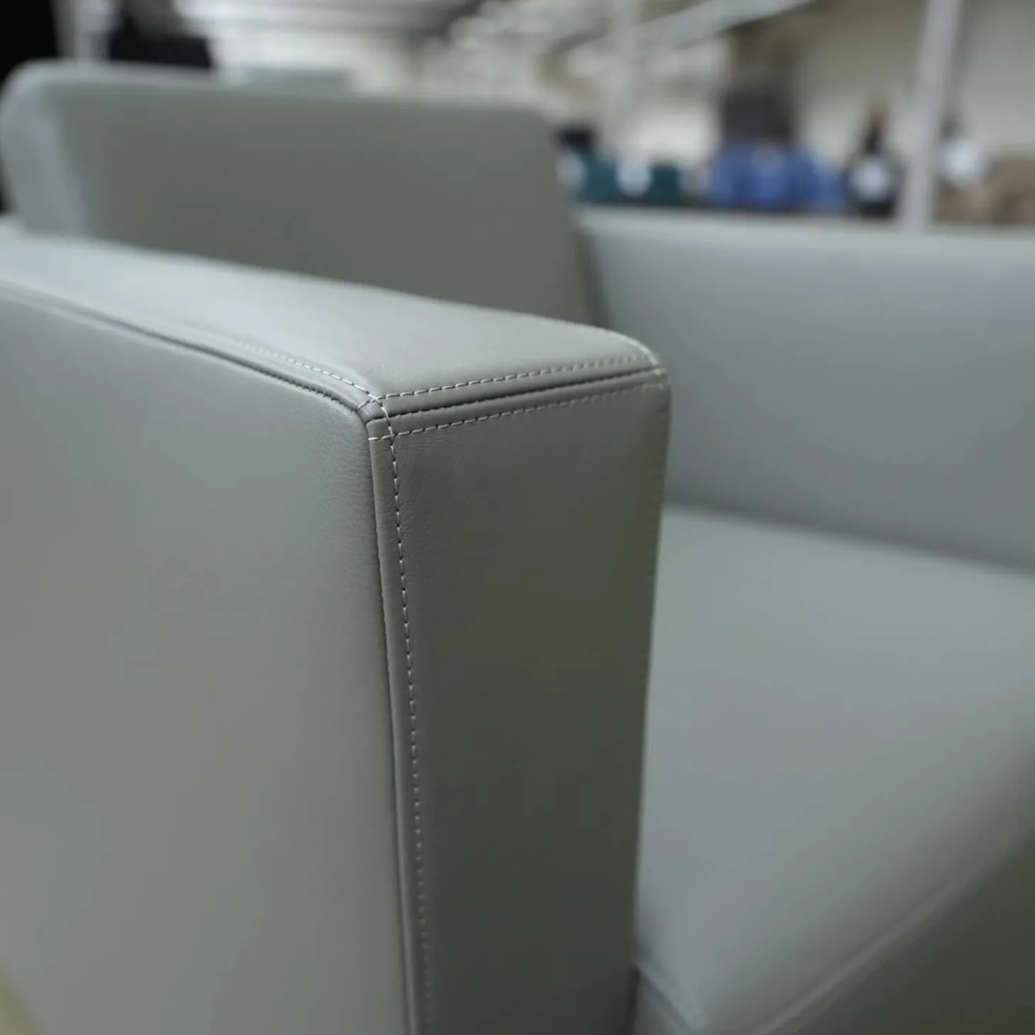 Sessel Elton 407 Bezug Leder Congress 1440 Marram Mit Sockel Und Rollen