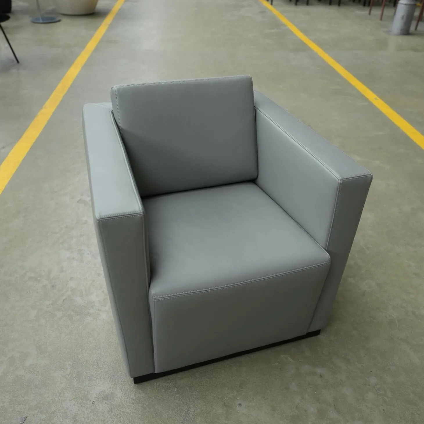 Sessel Elton 407 Bezug Leder Congress 1440 Marram Mit Sockel Und Rollen