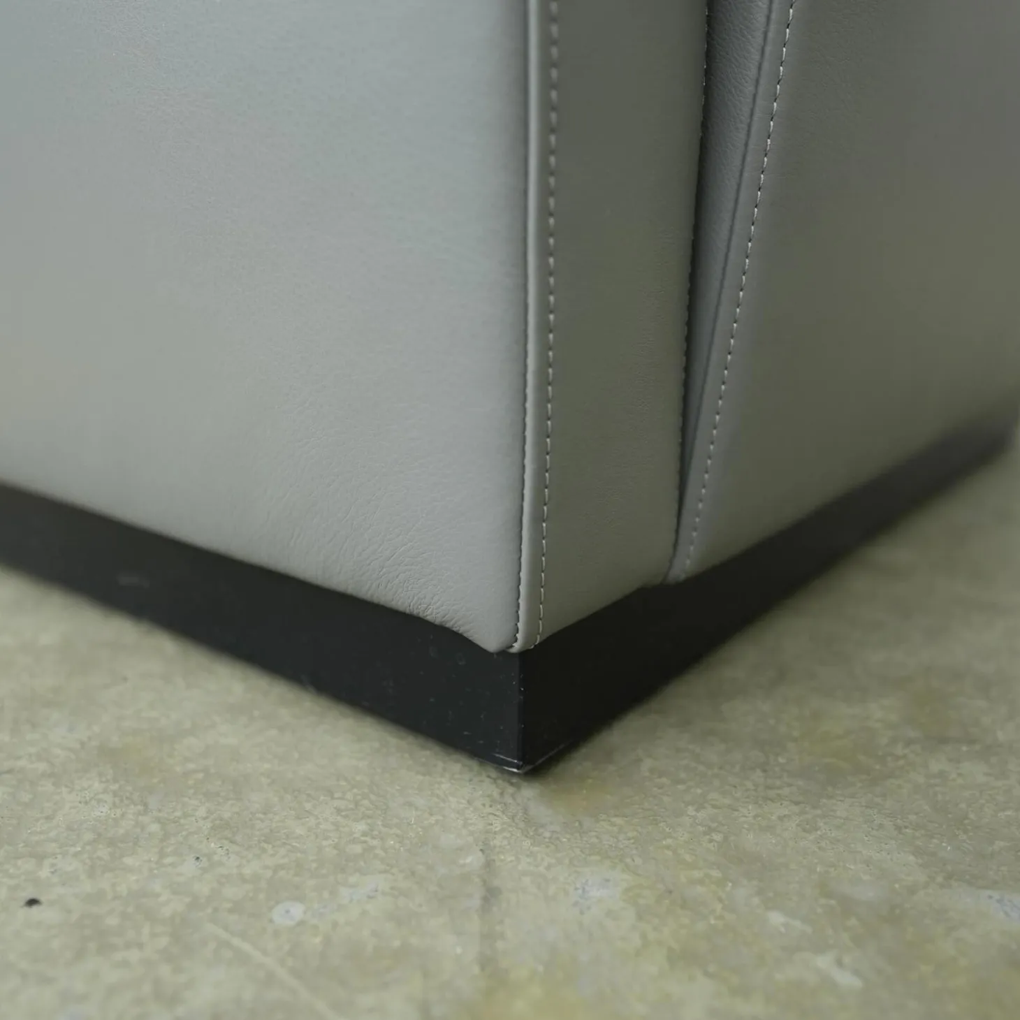 Sessel Elton 407 Bezug Leder Congress 1440 Marram Mit Sockel Und Rollen