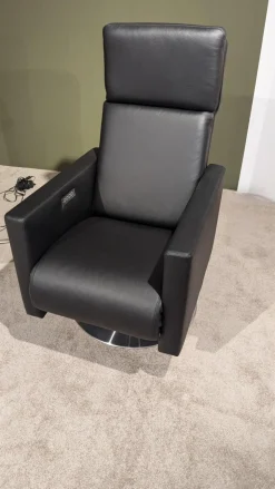 Sessel EM 210 15 Leder 170 Schwarz 136 Tellerfuß Edelstahl Gebürstet Mit Kopfteilverstellung Manuell Und 2 Motorisch Plus Aufstehhilfe