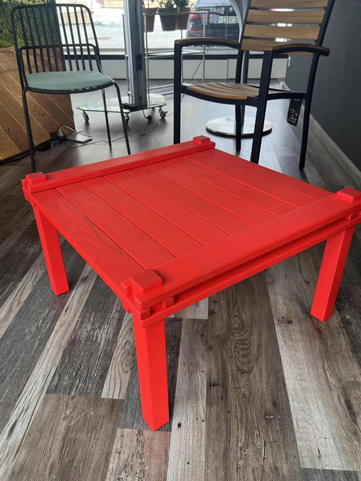 Sessel Farmer Stoff 5094 Schwarz Gestell Esche Geölt Pulver Rot P150 Mit Kunststoffgleitern Inklusive Tisch