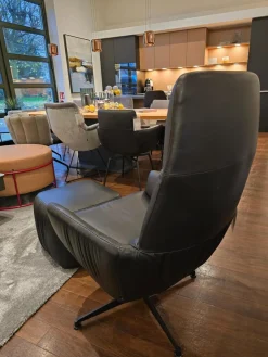 Sessel Faye Casual Lounge Leder Sauvage 8105 Schwarz Gestell Metall Schwarz M02 Mit Kunststoffgleitern Inklusive Hocker