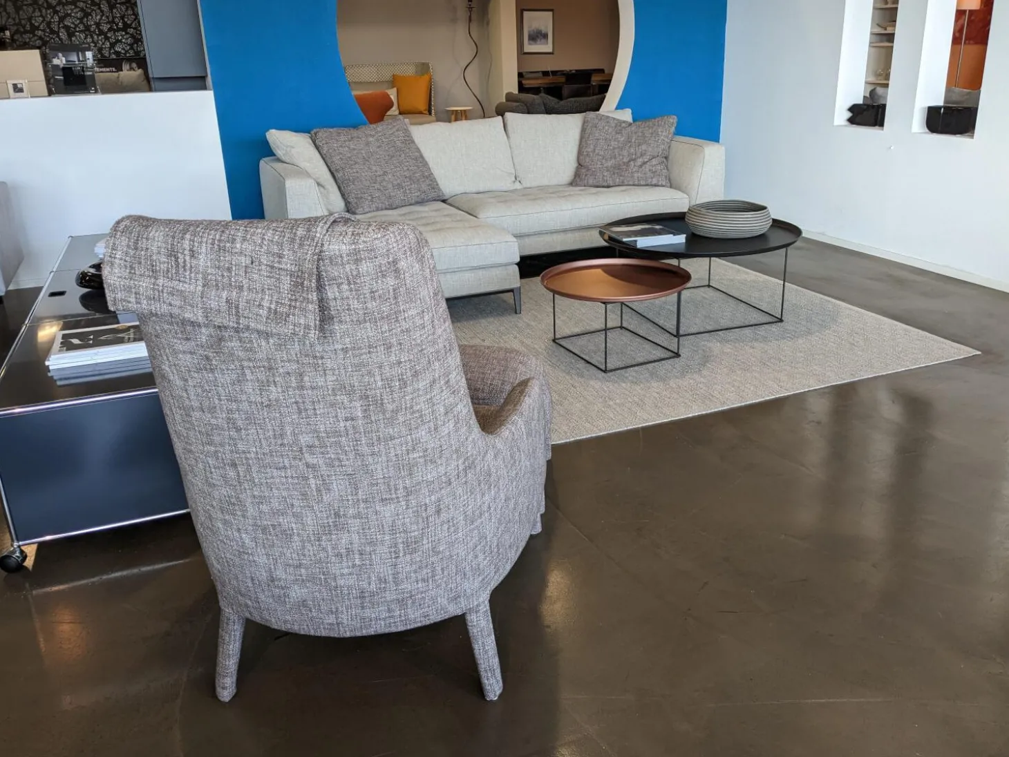 Sessel Febo Bergere Stoff Solaris Braun mit Hocker