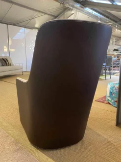 Sessel Foster 520-10C Stoff Flanell Grau Rücken Saddle Leder Coffee mit Hocker