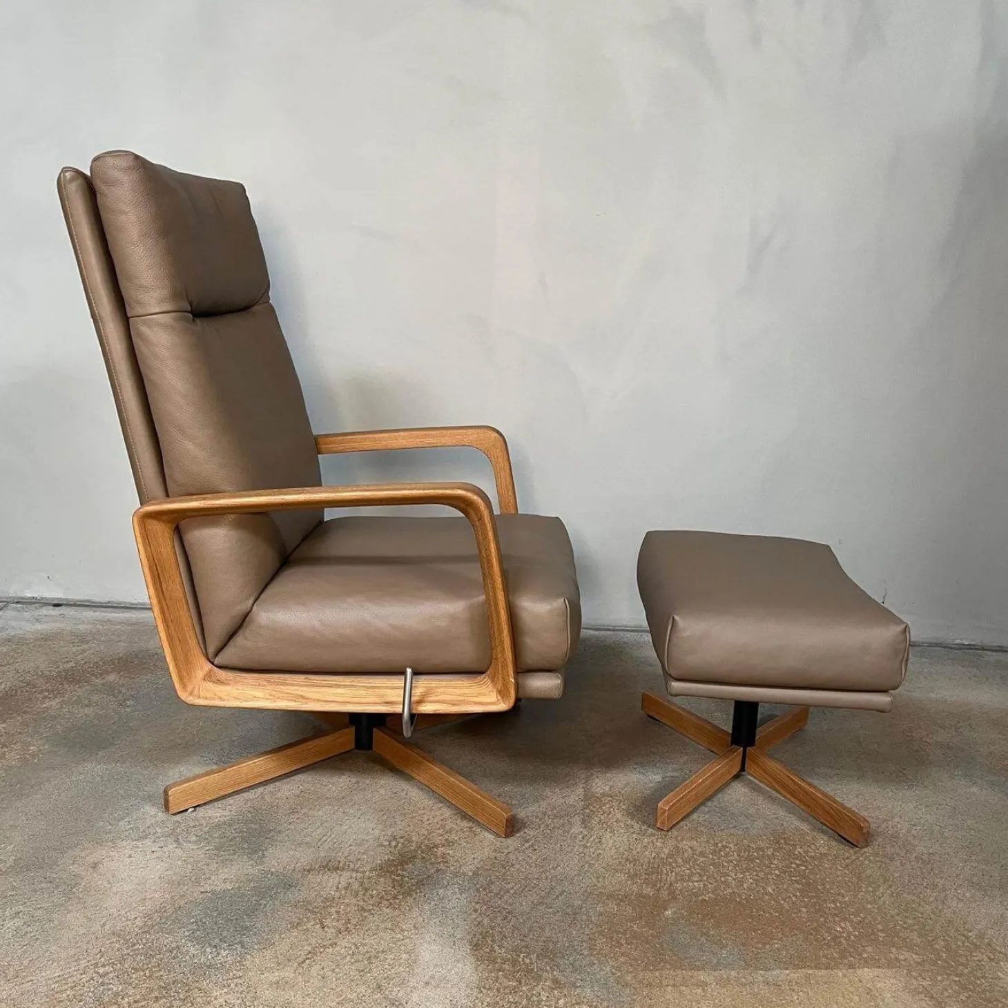 Sessel Gin Leder Prestige Walnuss Braun Gestell Eiche Massiv Geölt Inklusive Hocker