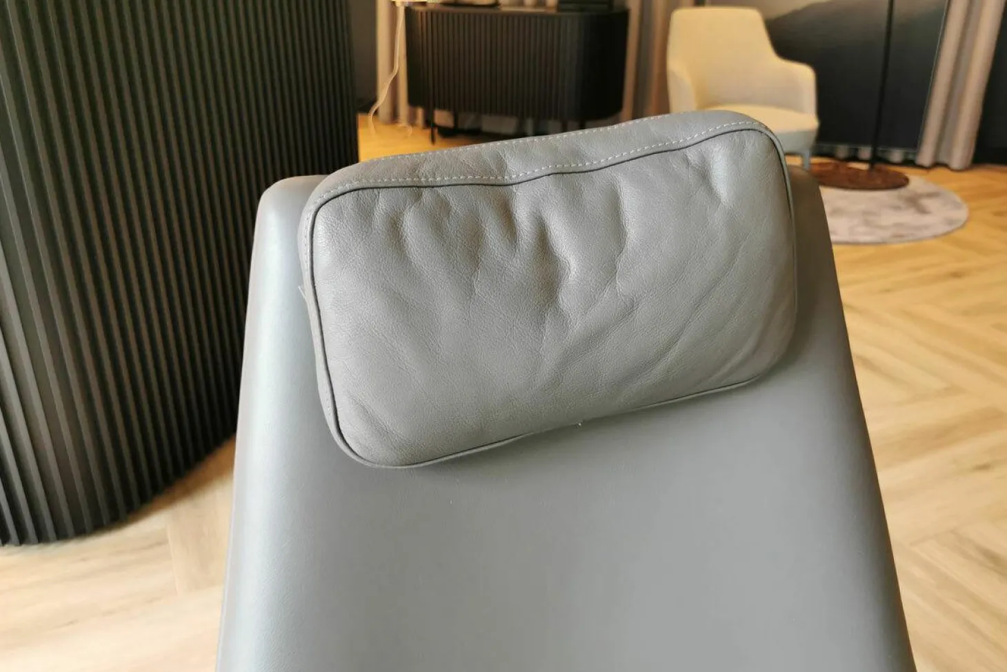 Sessel Guscioalto Leder de Luxe Grau Drehgestell Brüniert inkl. Nackenkissen