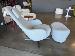 Sessel Harbor Laidback Stoff Lodi Salbeigrün Gestell Bronze mit Hocker