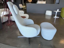 Sessel Harbor Laidback Stoff Lodi Salbeigrün Gestell Bronze mit Hocker