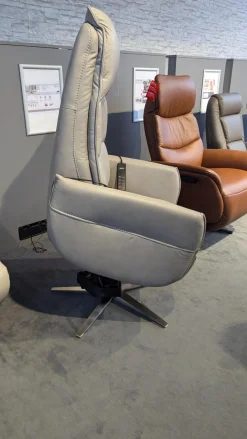 Sessel Hathi Leder Vivre Alu Grau Fuß V4 Edelstahl Mit Verstellung 2 Motorisch Und Aufstehhilfe Sowie Sitz und Rückenheitzung