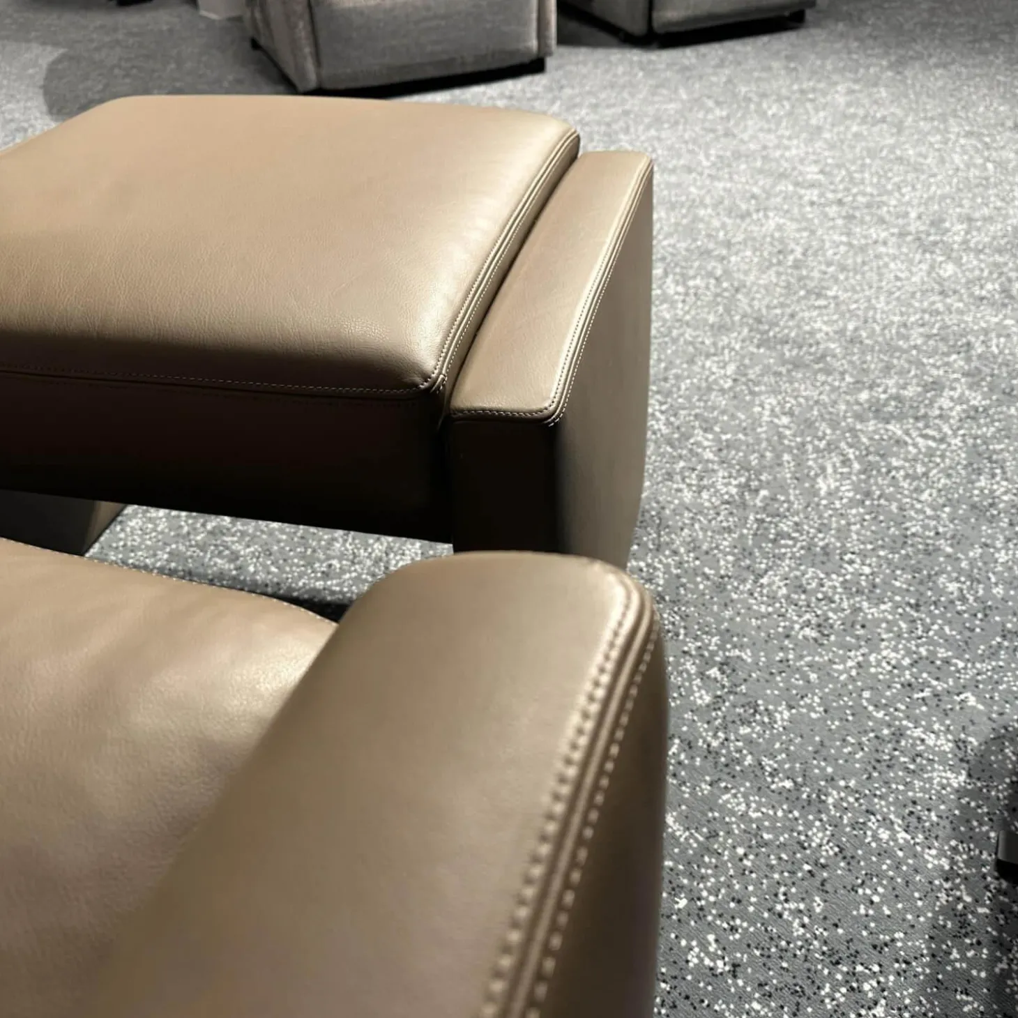 Sessel Hocker Soho Extra Hoch Leder 42 560 Fango Metallkufe Hochglanz Poliert Mit Aufstehhilfe Inklusive Hocker