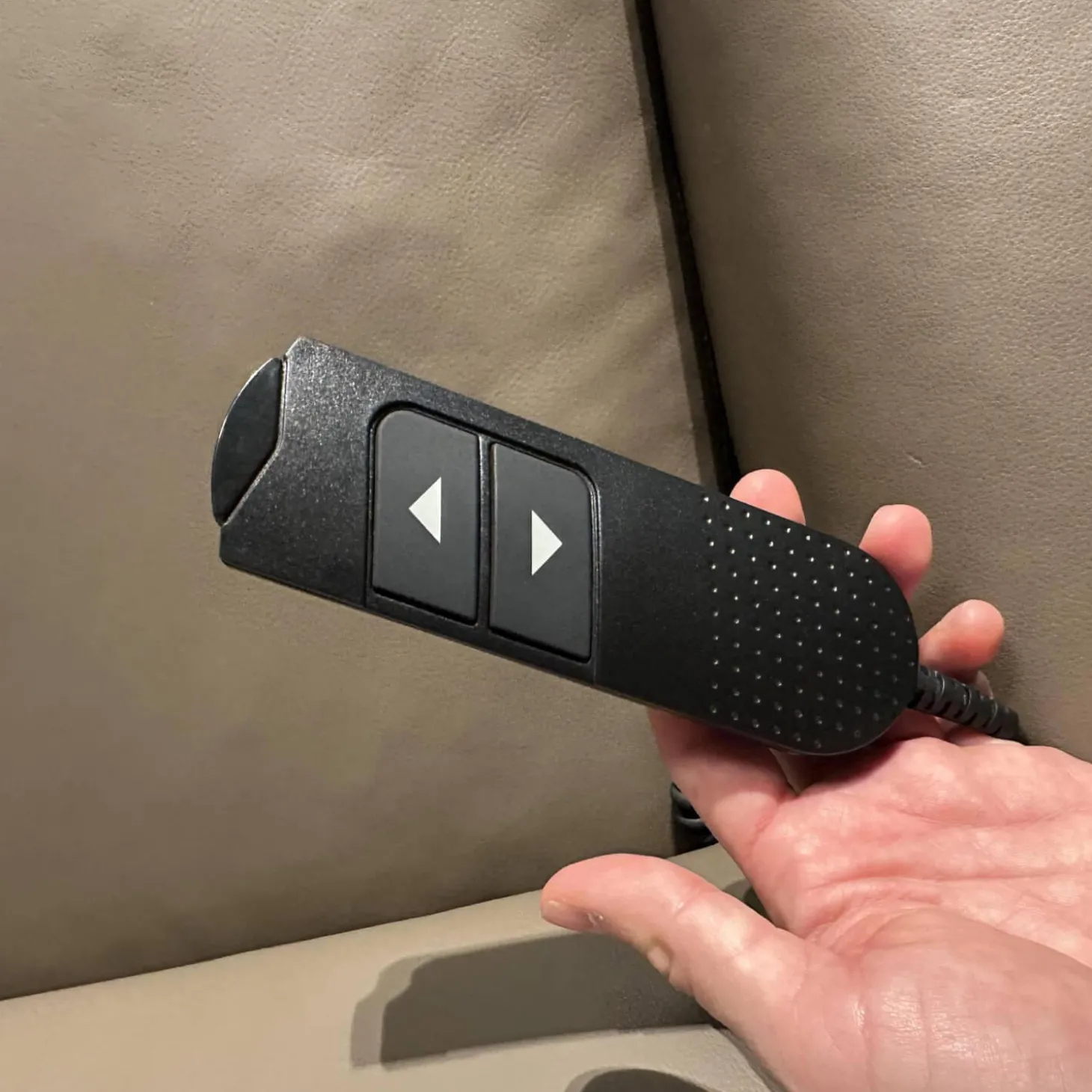 Sessel Hocker Soho Extra Hoch Leder 42 560 Fango Metallkufe Hochglanz Poliert Mit Aufstehhilfe Inklusive Hocker