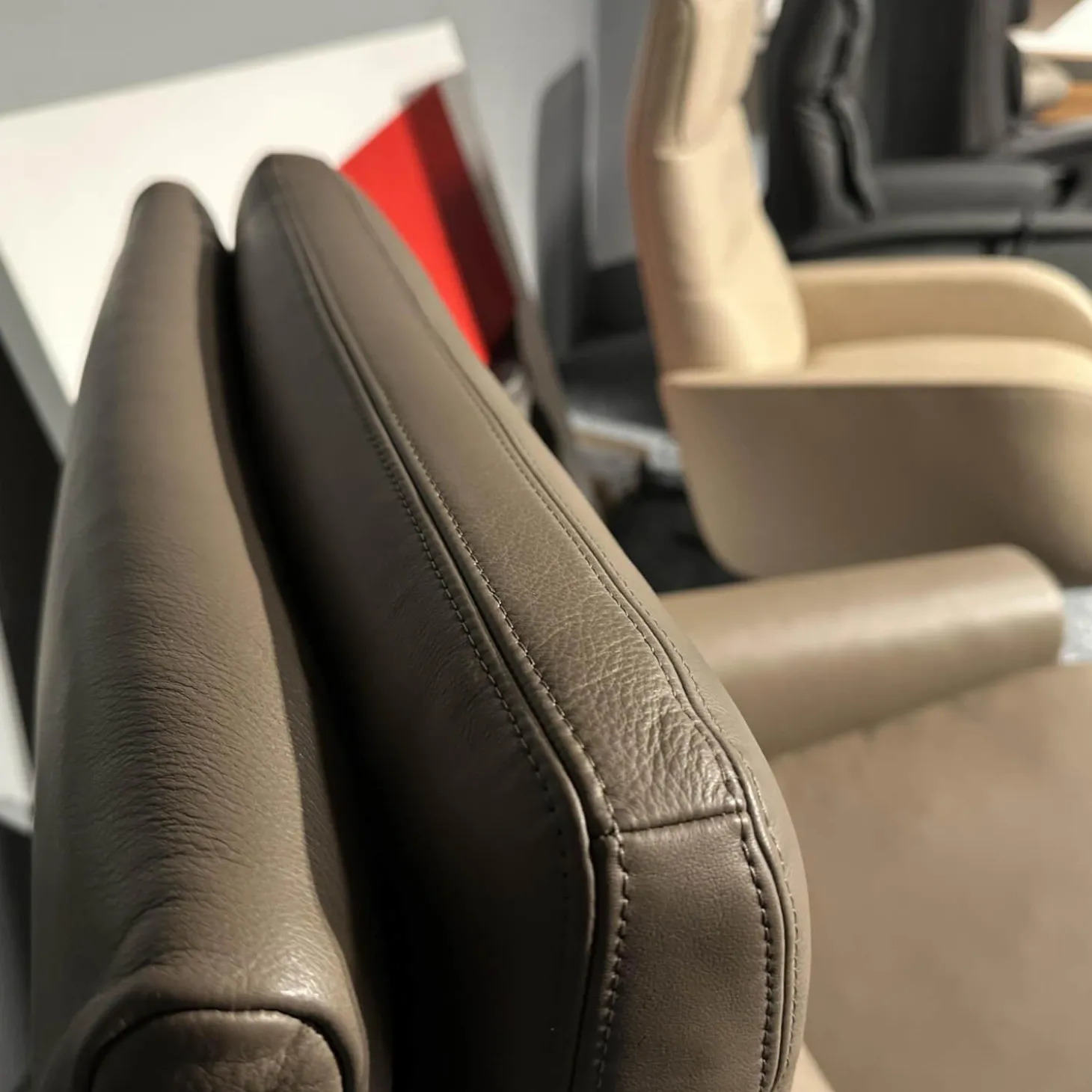 Sessel Hocker Soho Extra Hoch Leder 42 560 Fango Metallkufe Hochglanz Poliert Mit Aufstehhilfe Inklusive Hocker