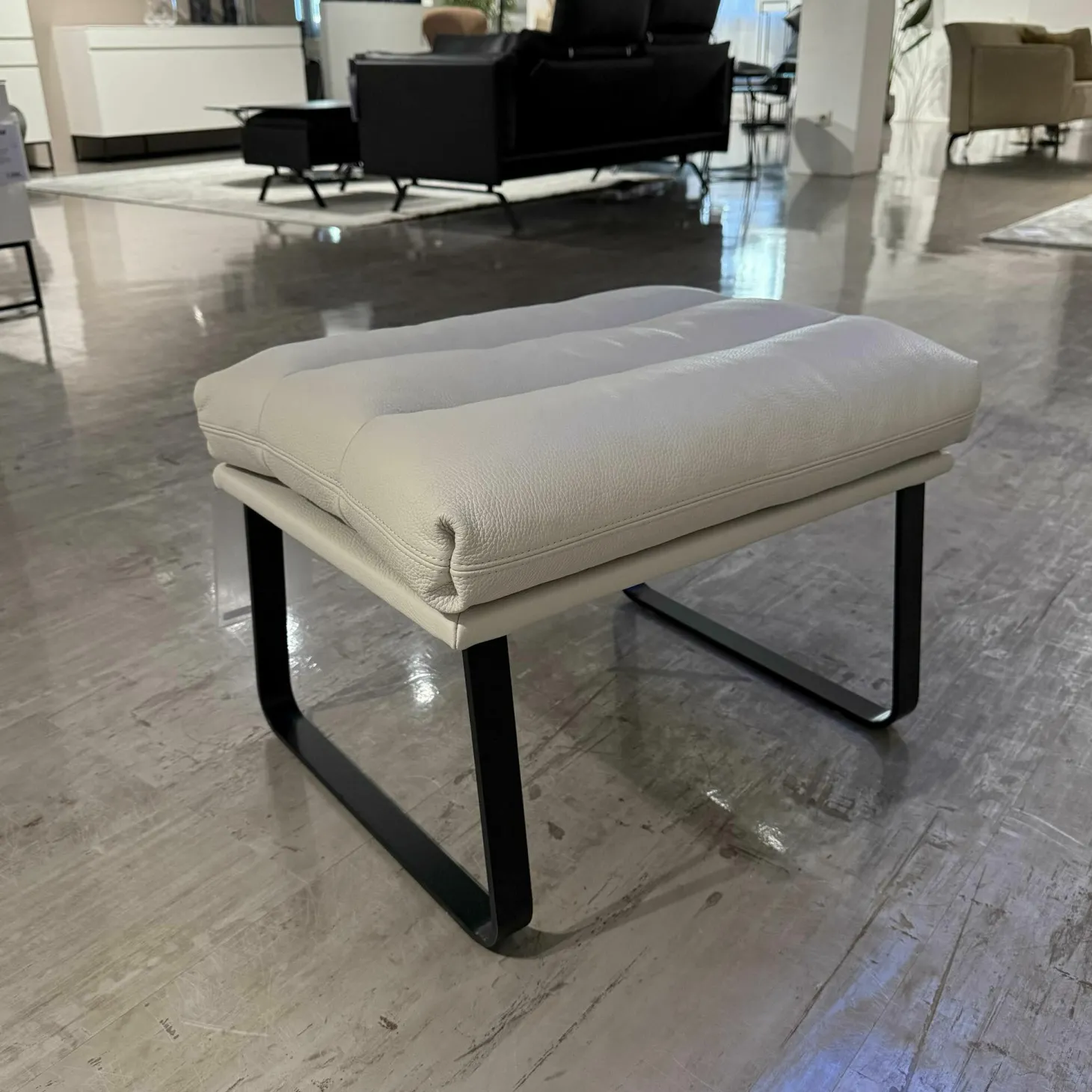 Sessel Indra Leder Senso 9050 Pampas Weiß Gestell Schwarz mit Hocker