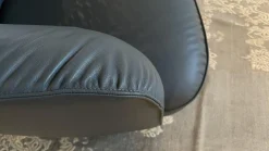 Sessel Ishino Leder Congress 1441 Basalt Schwarz Grau Sockel Schwarz Lackiert