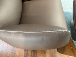 Sessel Jalis Lounge Leder 246 Schoko-Grau mit Hocker