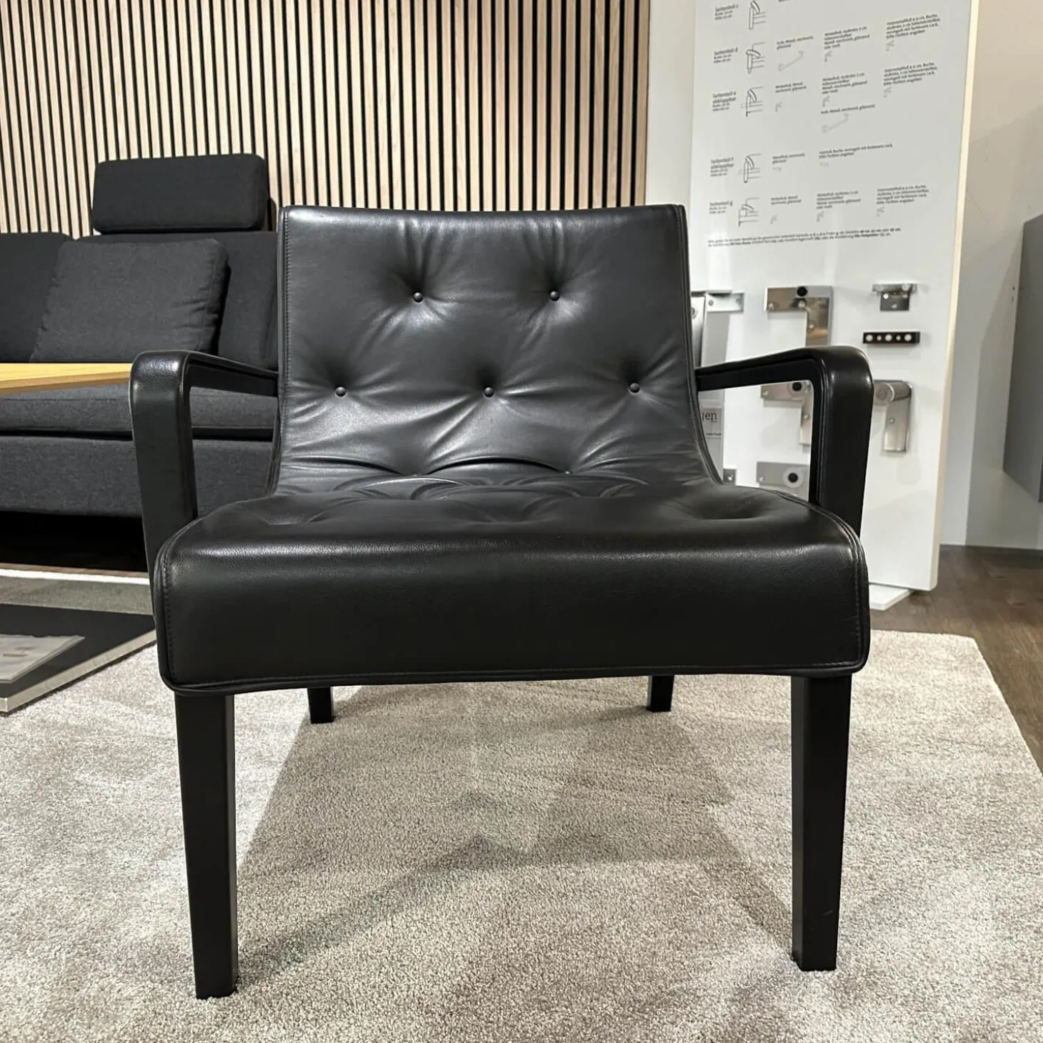 Sessel Leslie Bezug Leder Nappa Schwarz Gestell Buche Schwarz Gebeizt Mit Armteilen