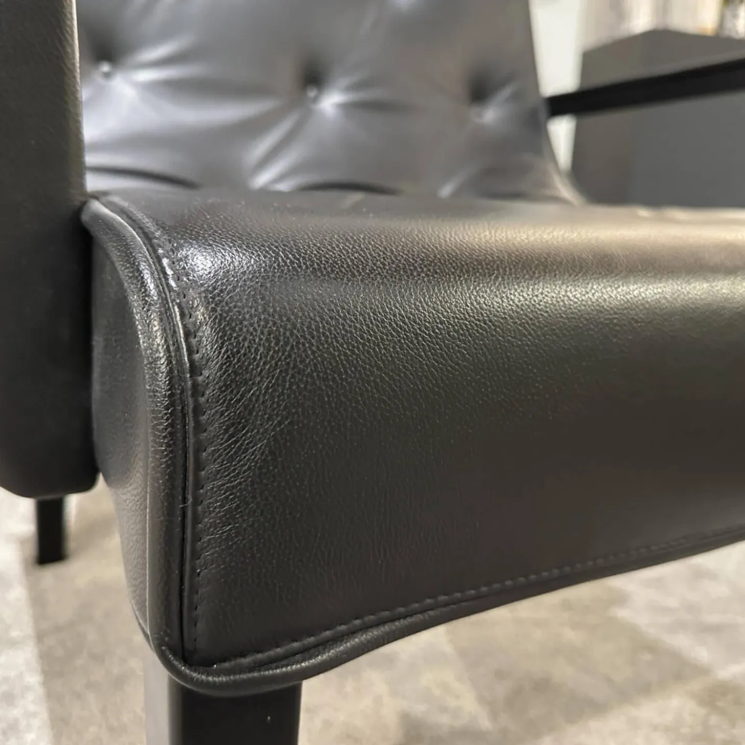 Sessel Leslie Bezug Leder Nappa Schwarz Gestell Buche Schwarz Gebeizt Mit Armteilen