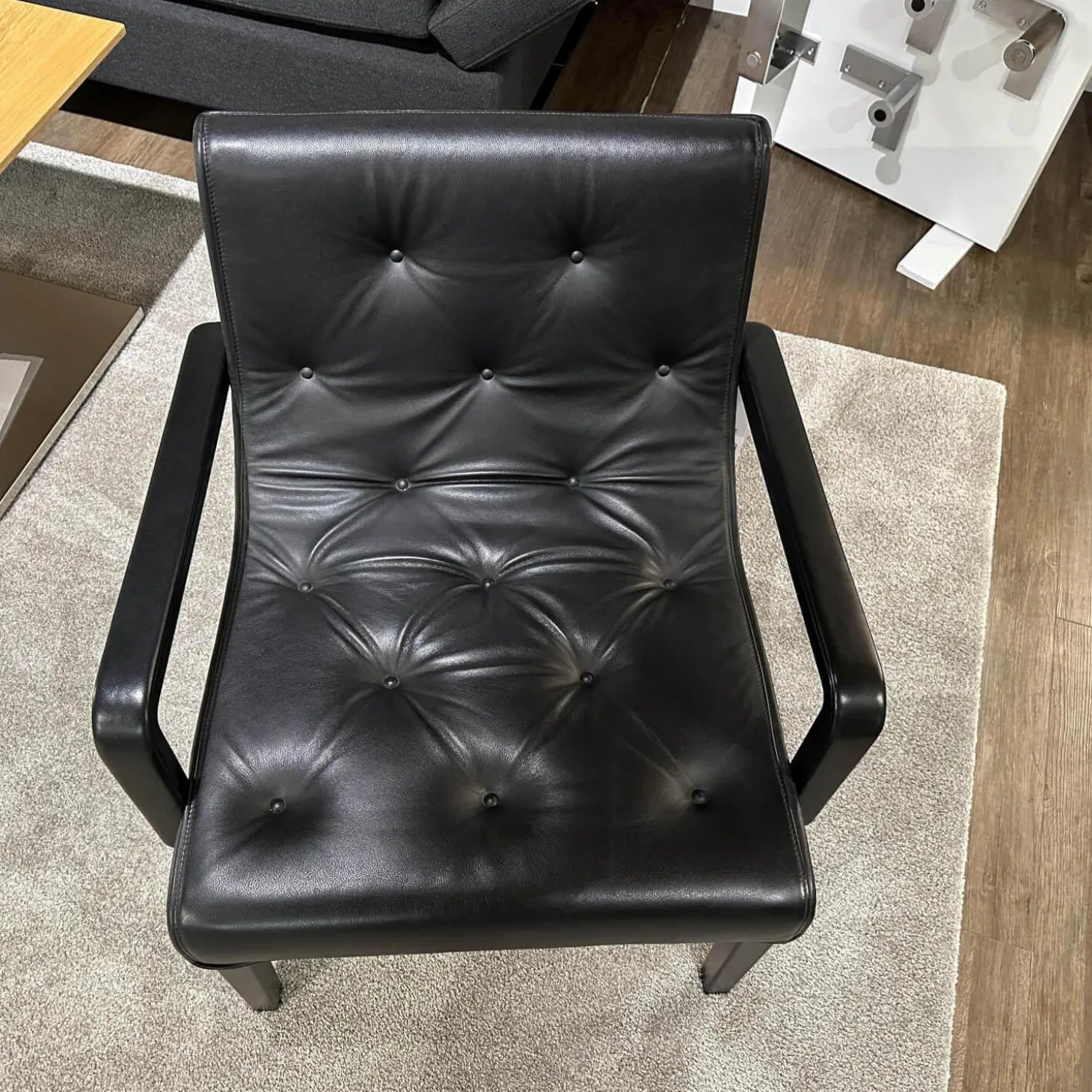 Sessel Leslie Bezug Leder Nappa Schwarz Gestell Buche Schwarz Gebeizt Mit Armteilen