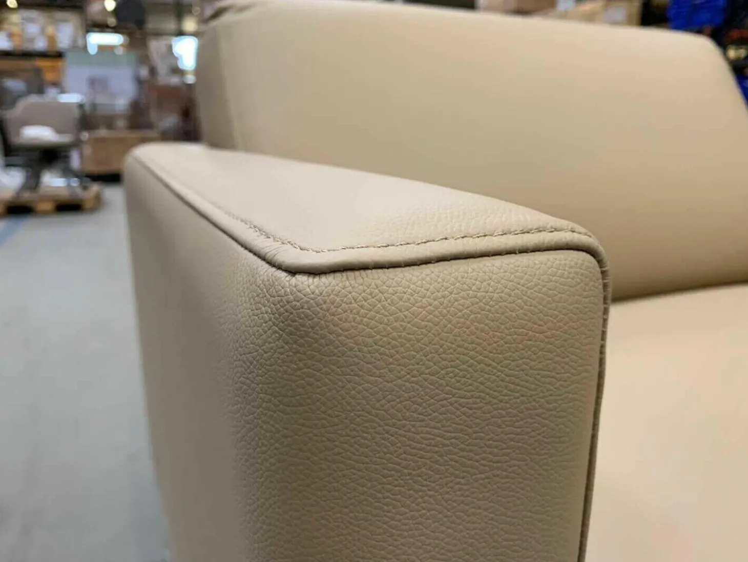 Sessel Lewis Leder Super 5320 Panama Beige Gestell Matt Verchromt