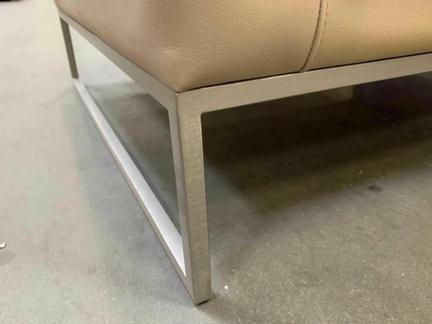 Sessel Lewis Leder Super 5320 Panama Beige Gestell Matt Verchromt