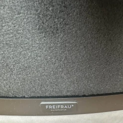 Sessel Leya Wingback Chair Innen Stoff Shake Walnut Braun Grau Außen Leder Muscat Carbon Braun Grau Mit Hocker