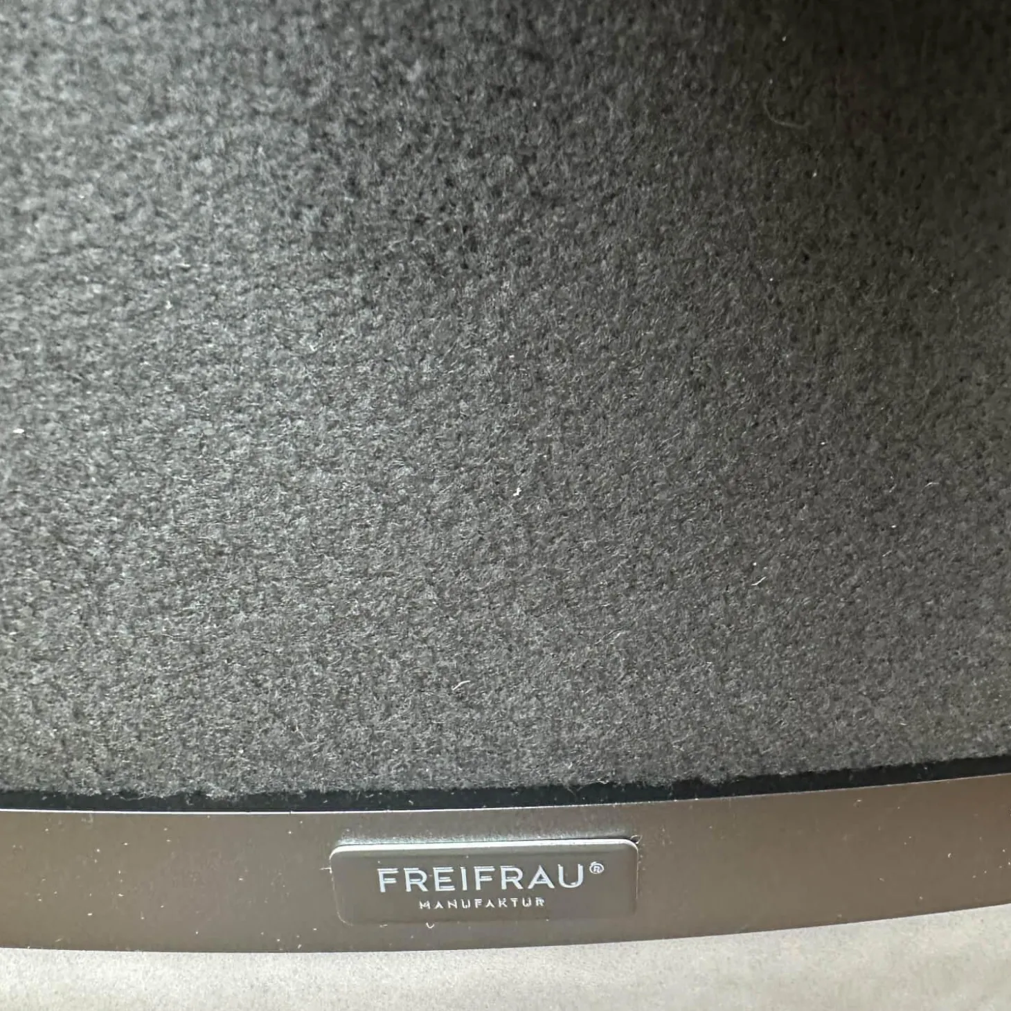 Sessel Leya Wingback Chair Innen Stoff Shake Walnut Braun Grau Außen Leder Muscat Carbon Braun Grau Mit Hocker