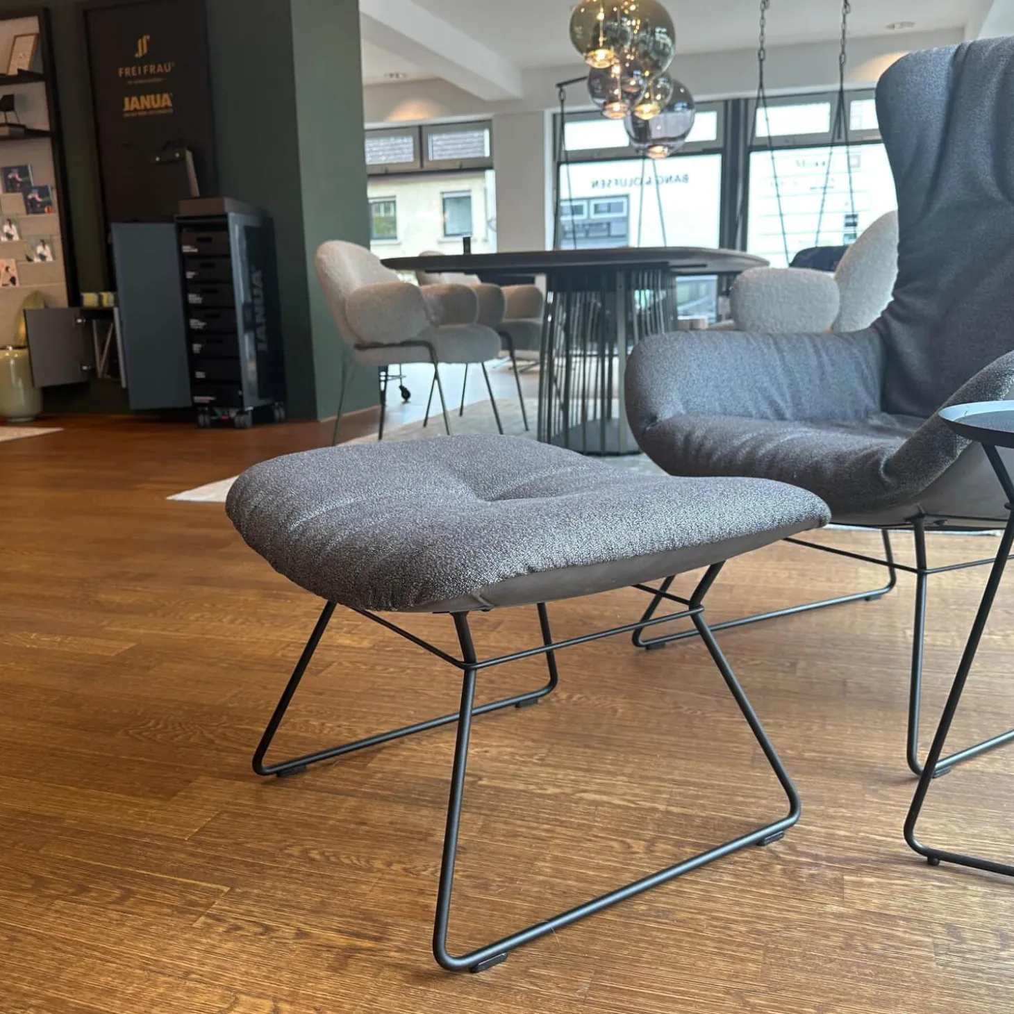 Sessel Leya Wingback Chair Innen Stoff Shake Walnut Braun Grau Außen Leder Muscat Carbon Braun Grau Mit Hocker