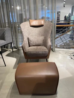 Sessel Lilou Stoff Zoe 023 Terra Grau Braun Kopfteilkissen Leder Nappa Havanna Braun Gestell Metall Mit Hocker Derby Leder Nappa Havanna Braun Mit Ledenkissen