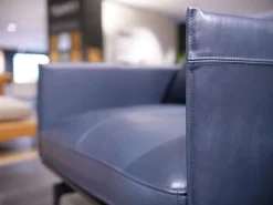 Sessel Liv Smart Leder 42 103 Dunkel Schwarz Blau Gestell Aluminium RAL 9017 Verkehrsschwarz Pulverbeschichtet