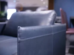 Sessel Liv Smart Leder 42 103 Dunkel Schwarz Blau Gestell Aluminium RAL 9017 Verkehrsschwarz Pulverbeschichtet