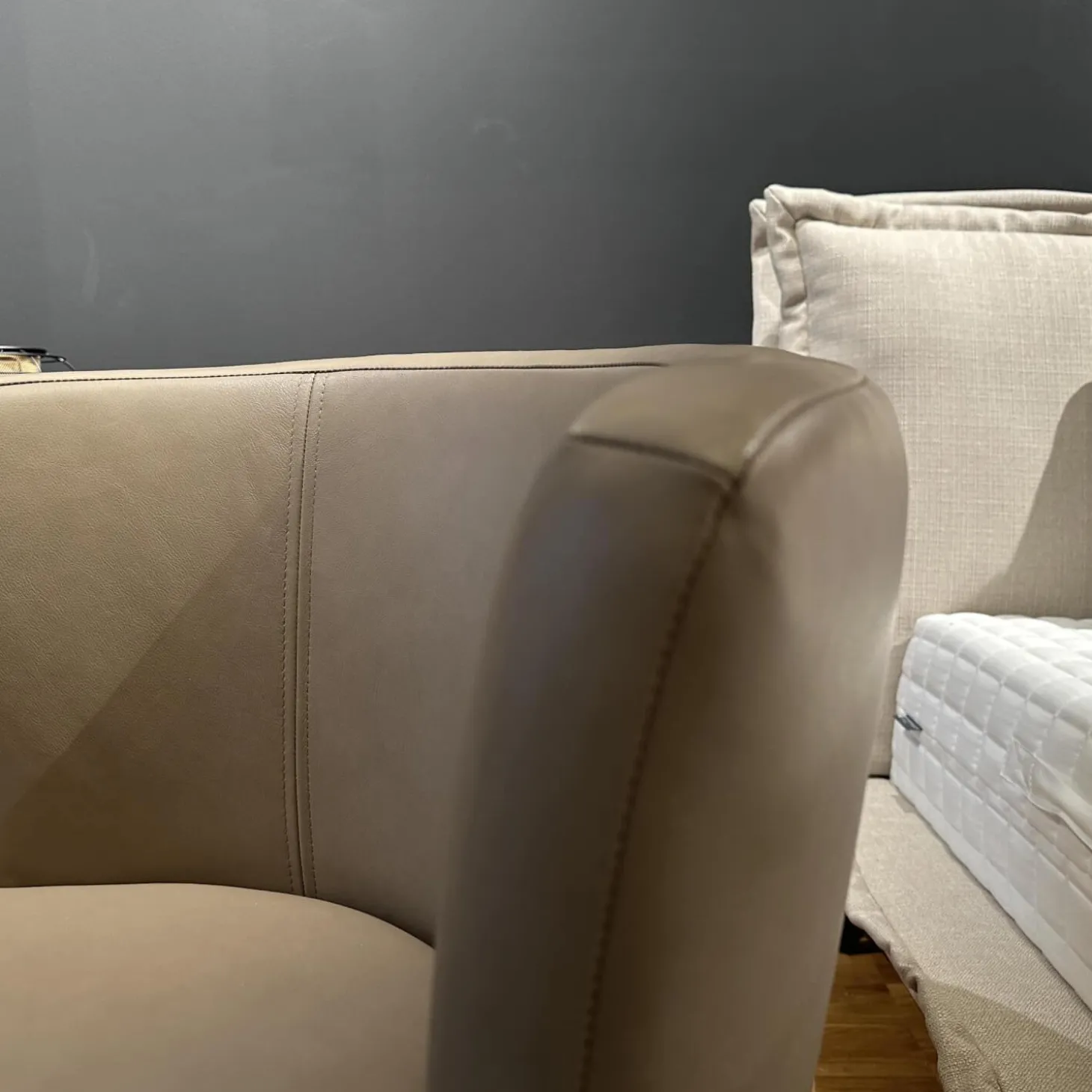 Sessel Malia Lounge Bezug Leder Sauvage Cappuccino Braun Fuß Eiche Inklusive Hocker Bezug Leder Kenia Caffé Braun